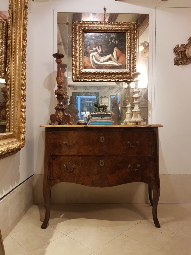 Comò Luigi XV in radica di noce